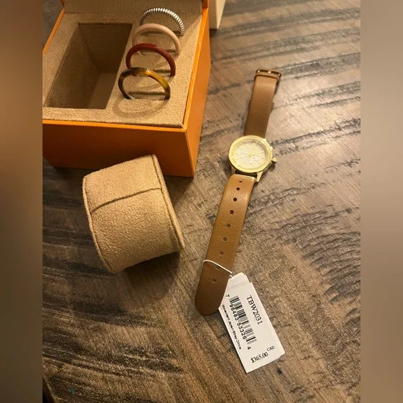 Tory Burch Gigi Watch Gift Set - Picture 8 of 8